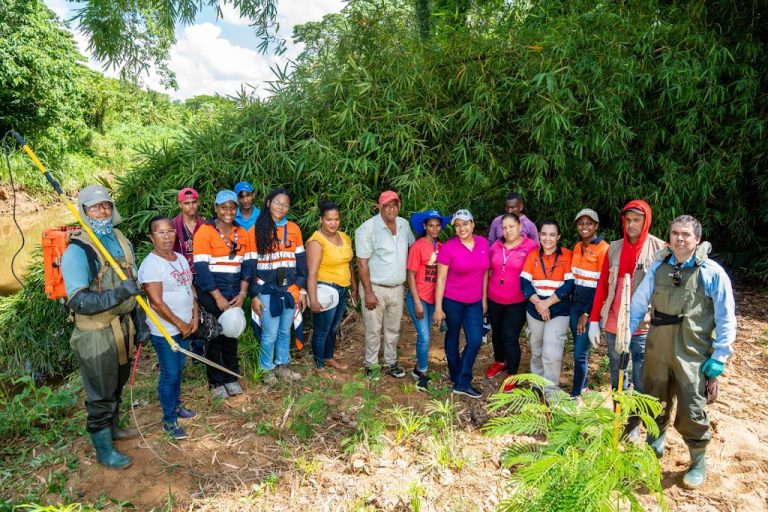 Barrick Pueblo Viejo y miembros de comunidades realizan segundo Monitoreo Hidrobiológico Ambiental