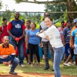 Barrick Pueblo Viejo entrega campos de béisbol a comunidades Sabana del Rey y El Limpio