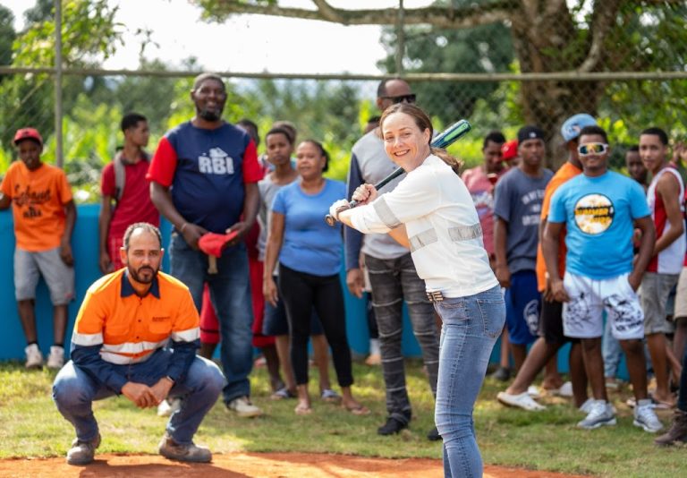 Barrick Pueblo Viejo entrega campos de béisbol a comunidades Sabana del Rey y El Limpio