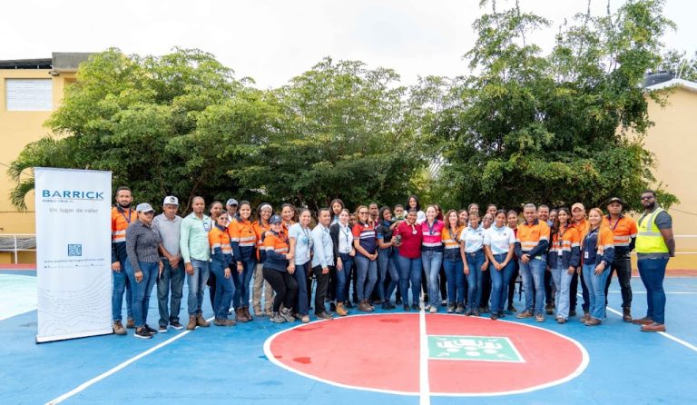 Estudiantes de Sánchez Ramírez realizan siembra de Candongo como parte del programa Misión Rescate Lista Roja